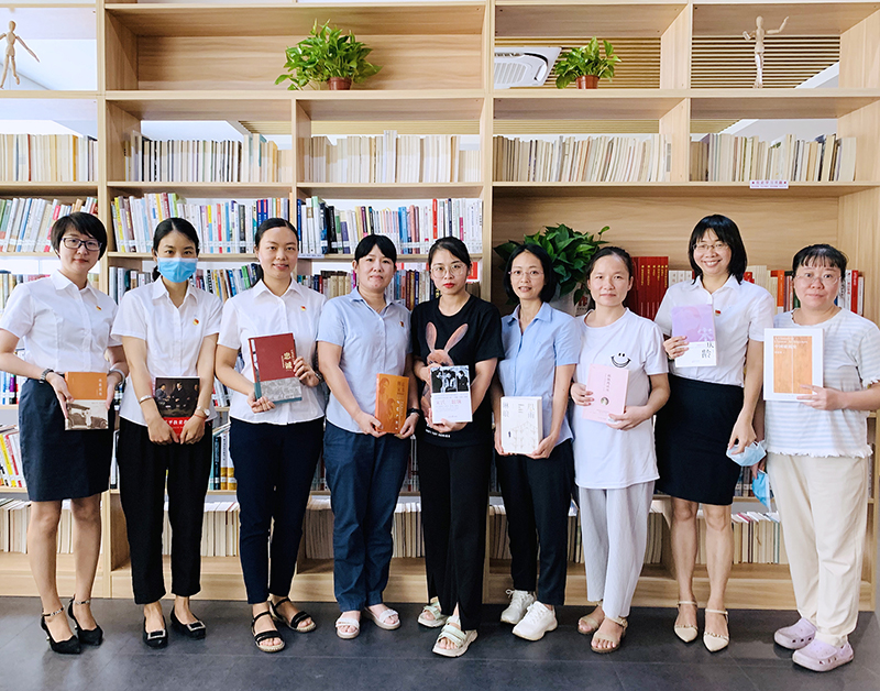 学党史 办实事 | 英超买球集团工会女职委开展“玫瑰书香”主题阅读活动